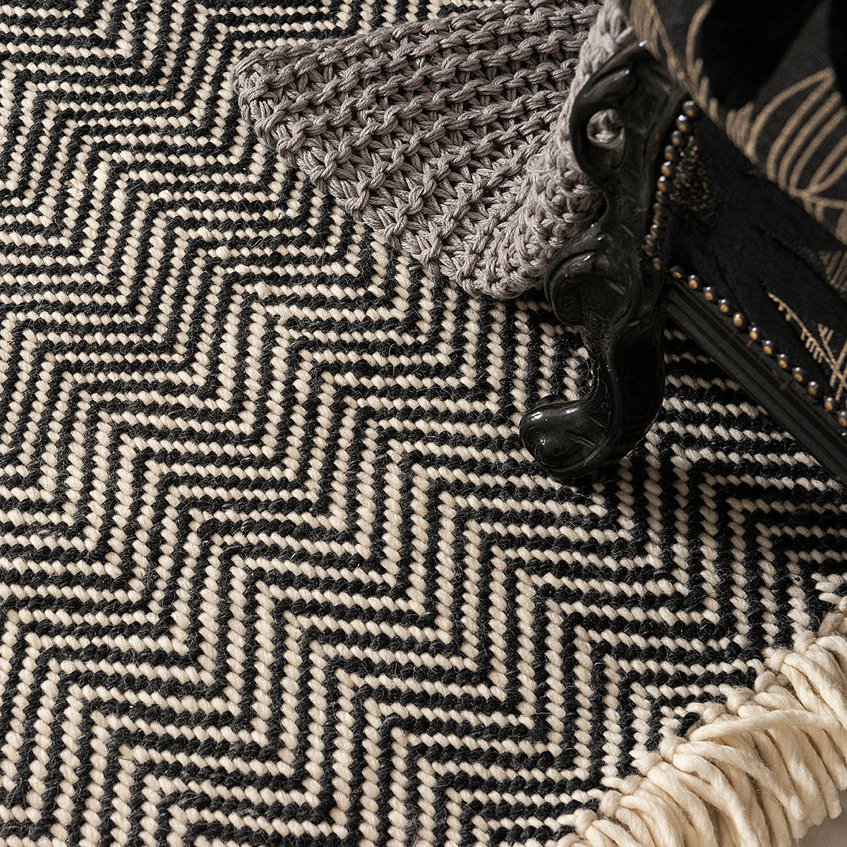 HANDWOVEN FLATWEAVE WOOL RUG - MUNICH IN BLACK