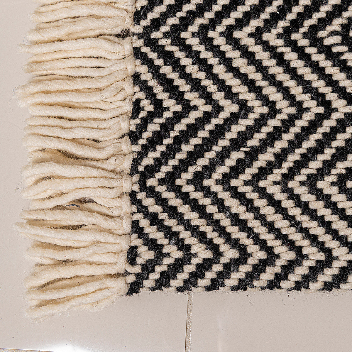 HANDWOVEN FLATWEAVE WOOL RUG - MUNICH IN BLACK